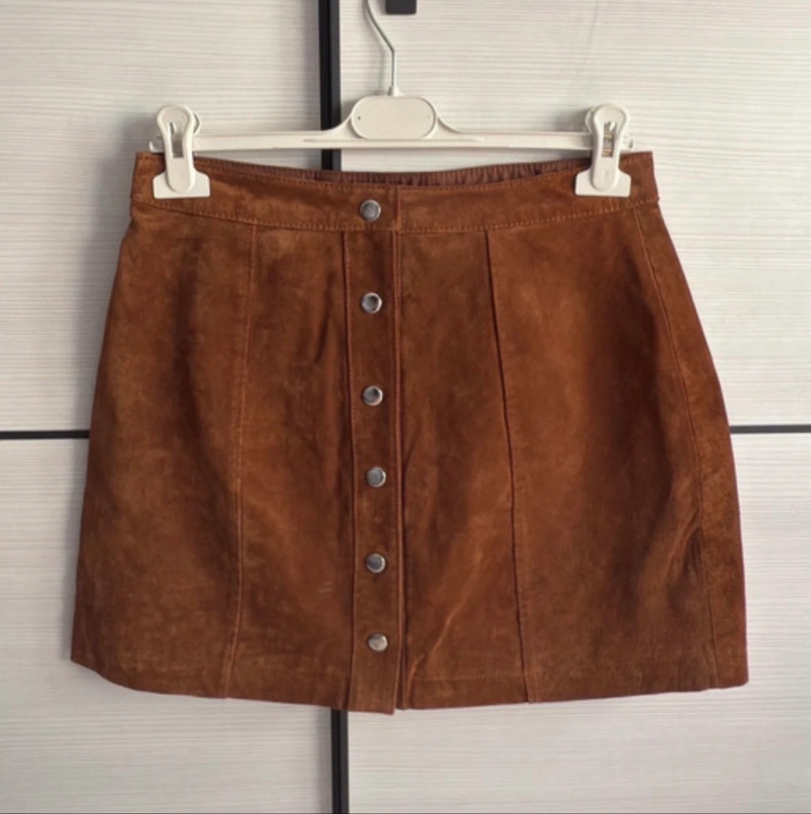 Falda de ante marrón de Stradivarius (Talla 40)